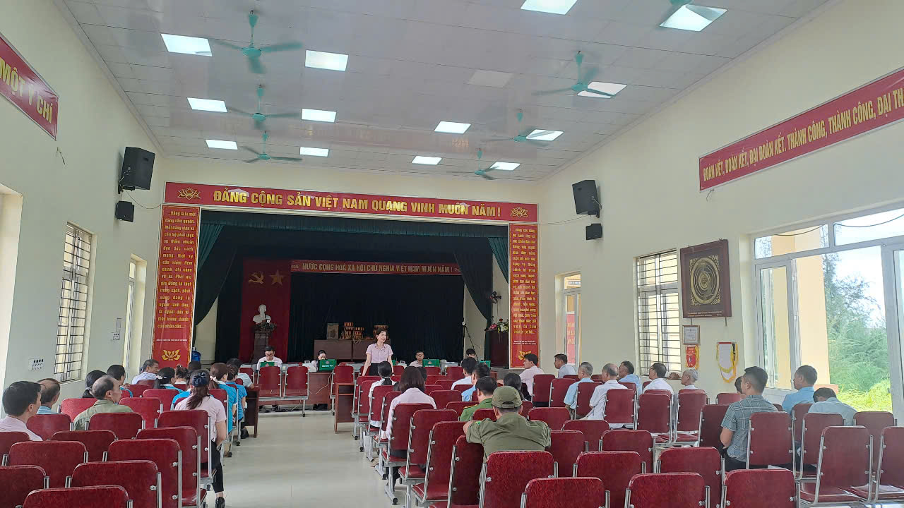 Lãnh đạo Ngân hàng Chính sách xã hội Việt Nam khảo sát, kiểm tra điểm giao dịch Hòa Phong, phường Thượng Hồng sau khi thực hiện chính quyền hai cấp