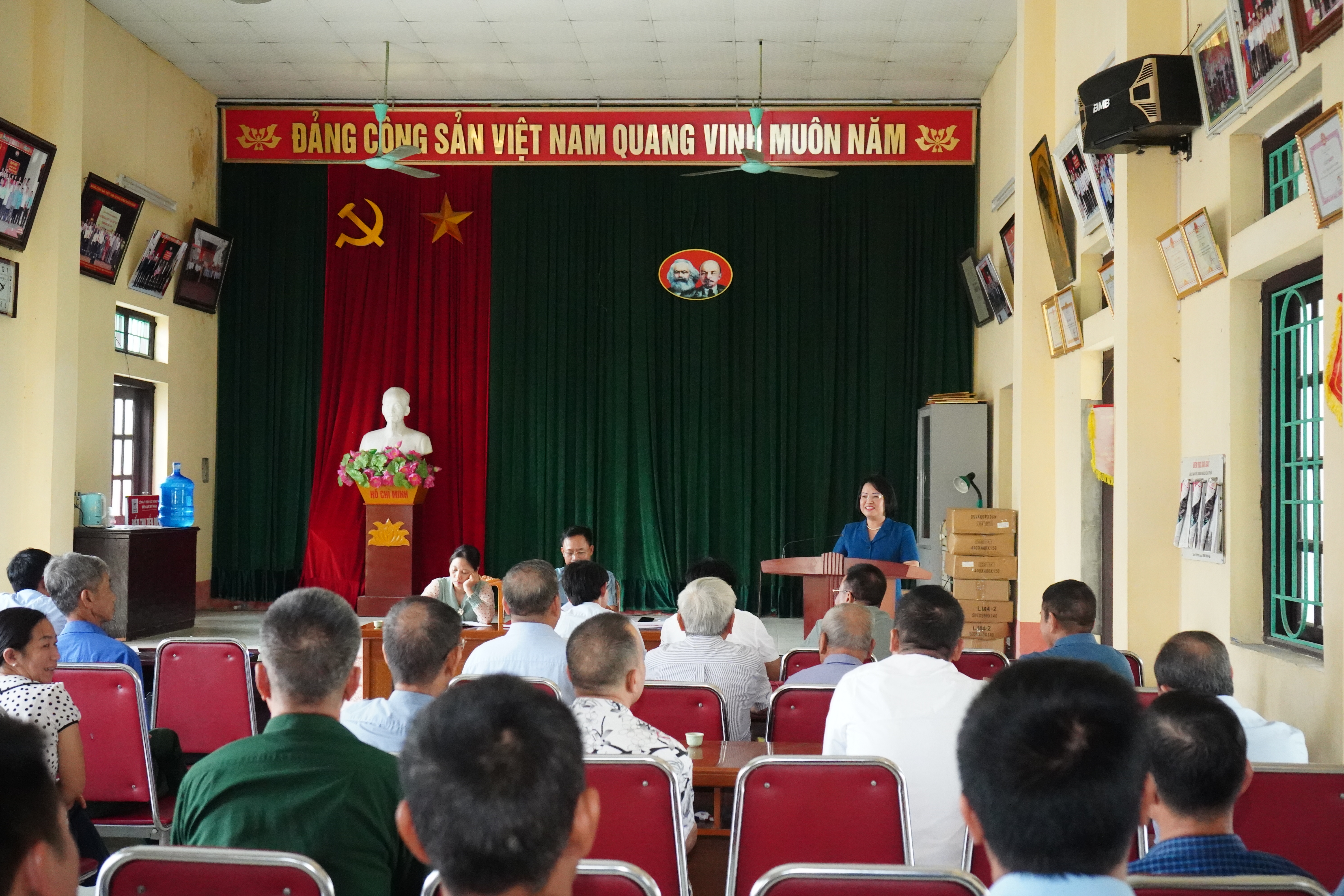 Đồng chí Bí thư Đảng ủy, Chủ tịch HĐND phường Thượng Hồng Nguyễn Thị Thiều Hương dự sinh hoạt chi bộ tại tổ dân phố Sài Phi