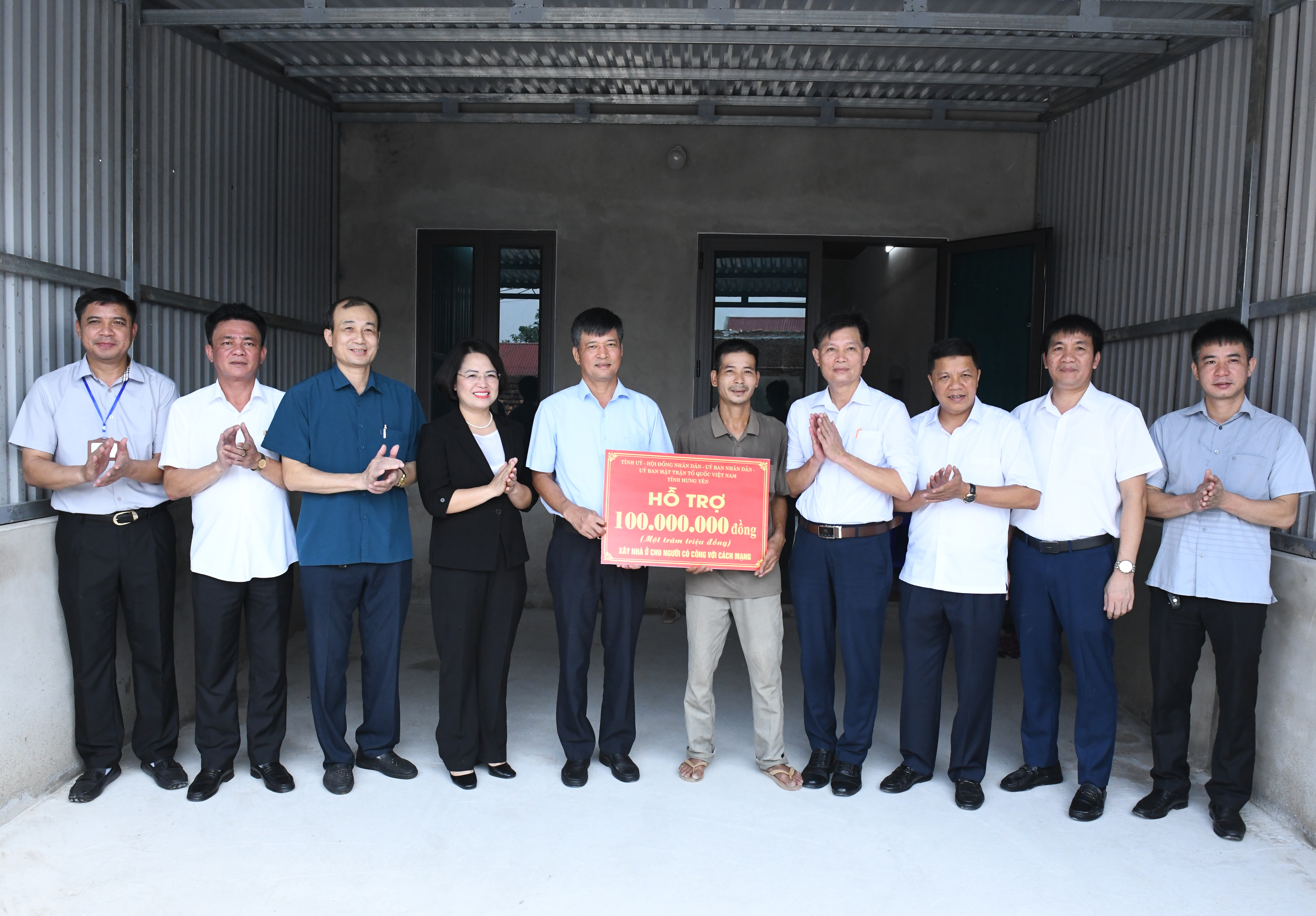 Các đồng chí lãnh đạo tỉnh thăm, tặng quà và trao tiền hỗ trợ xóa nhà dột nát tặng đối tượng người có công tại phường Thượng Hồng